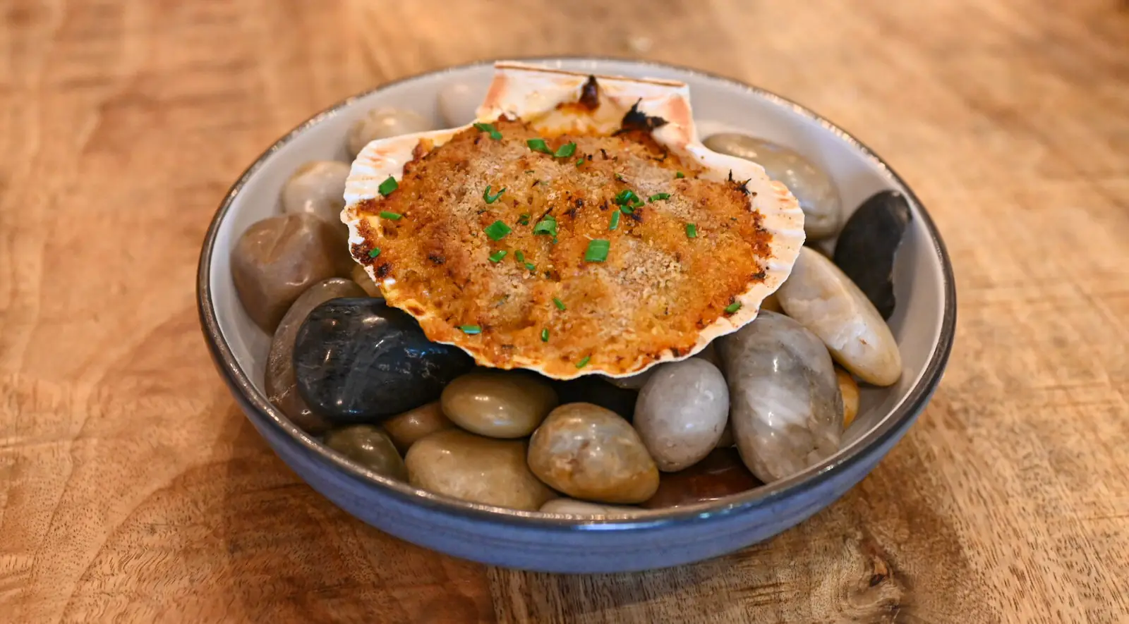 Baked scallop on stones